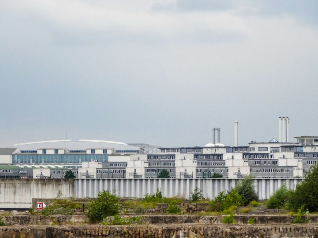 Hala magazynowa z budynkiem biurowym Poczesna 4200 m2